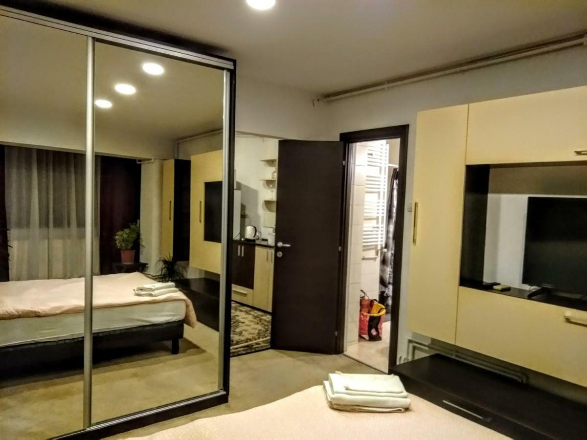 Cozy Downtown Oasis Lejlighed Bukarest Eksteriør billede